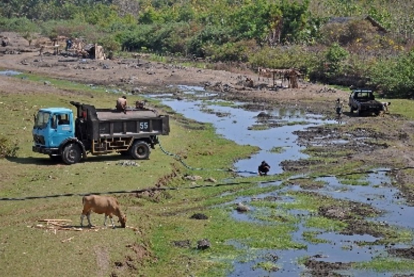 Sebuah mobil tangki menyedot air di sungai Bayan yang mengering di Desa Bayan,Kecamatan Bayan, Tanjung, Kabupaten Lombok Utara.