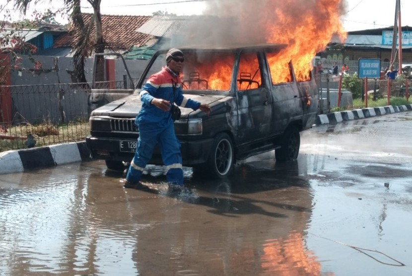 Sebuah mobil terbakar di area SPBU Desa Jumbleng, Kecamatan Losarang, Kabupaten Indramayu, Rabu (18/12). 