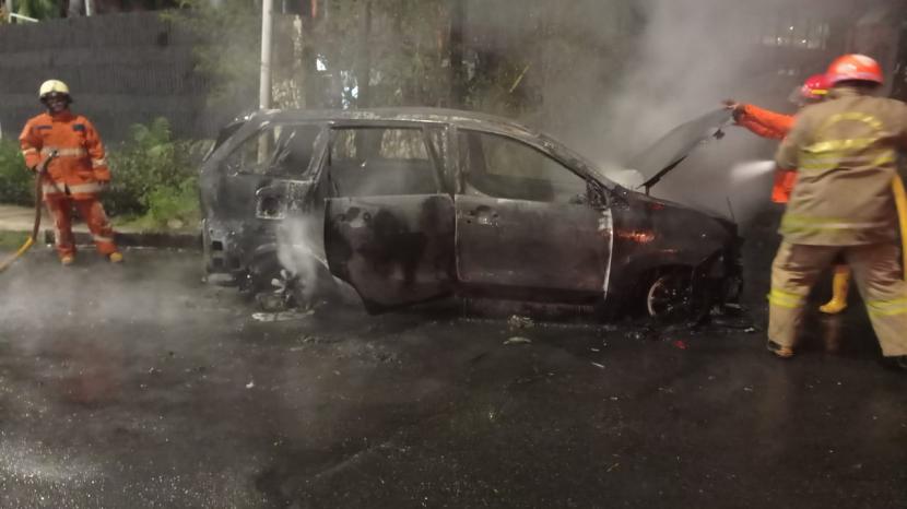 Sebuah mobil tiba-tiba terbakar ketika sedang melaju di Jalan Otista Raya, Jatinegara, Jakarta Timur, Ahad (9/5) malam. 