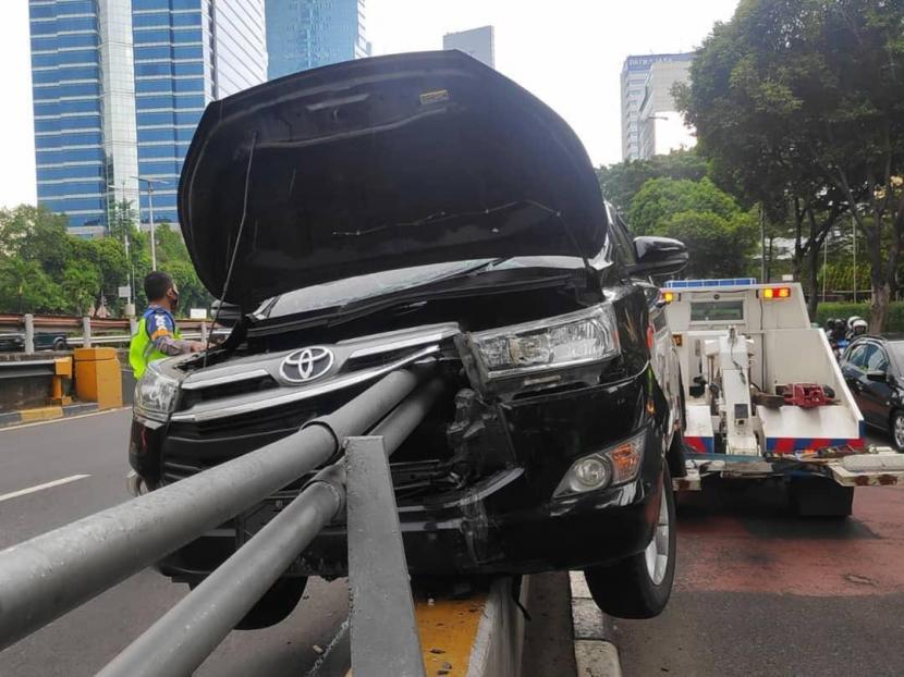 Sebuah mobil Toyota Innova menabrak pembatas jalan layang Kuningan ketika melintas di Jalan Gatot Subroto, Setiabudi, Jakarta Selatan, Ahad (3/1) siang. Tak ada korban jiwa dalam kejadian ini.