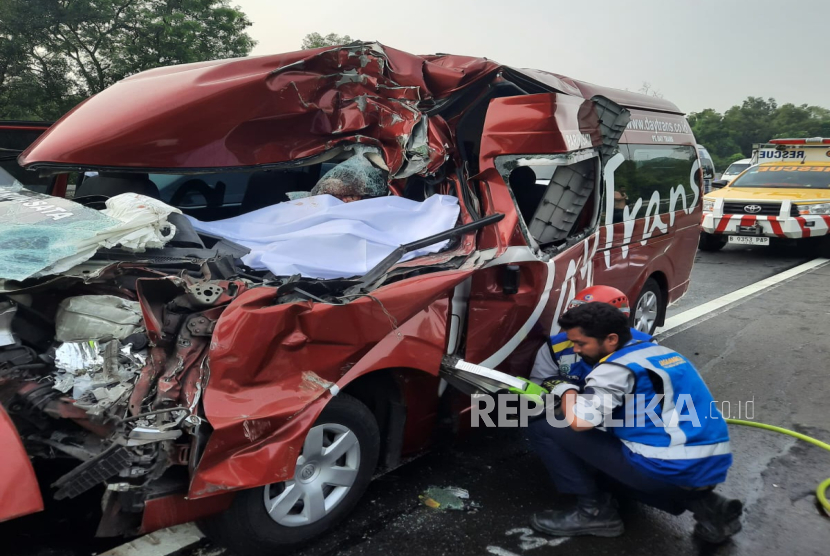 Sebuah mobil travel Daytrans bernomor polisi D 7754 AJ yang dikendarai pengemudi berinisial IS menabrak pantat dump truk di kilometer 77 Tol Cipularang, Senin (13/10/2025) sekitar pukul 05.10 WIB. Akibatnya, satu orang penumpang Tatang Muhidin meninggal dunia dan sembilan orang lainnya luka-luka. 