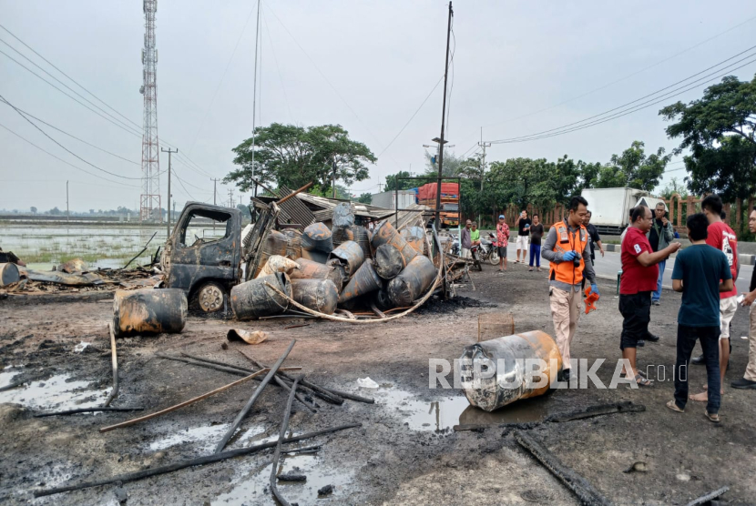 Sebuah mobil truck colt diesel dan warung ikan bakar di Jalan Raya Pantura Indramayu, terbakar hebat, Selasa (4/2/2025) sekitar pukul 02.30 WIB. 