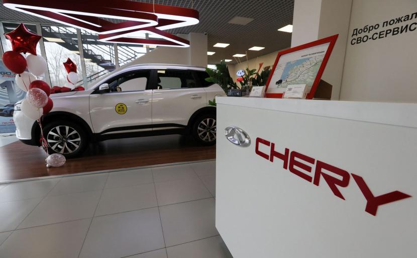 Sebuah mobil yang diproduksi oleh produsen mobil China Chery dipajang di sebuah dealer di Vladivostok, Rusia, 22 Maret 2023. 