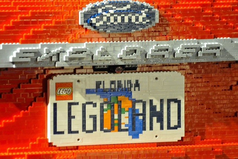 Sebuah mobil yang dirakit dari mainan Lego dan diberi plat bertuliskan Legoland.