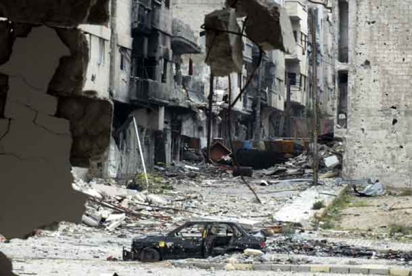 Sebuah mobil yang hancur akibat konflik di kota Homs Suriah