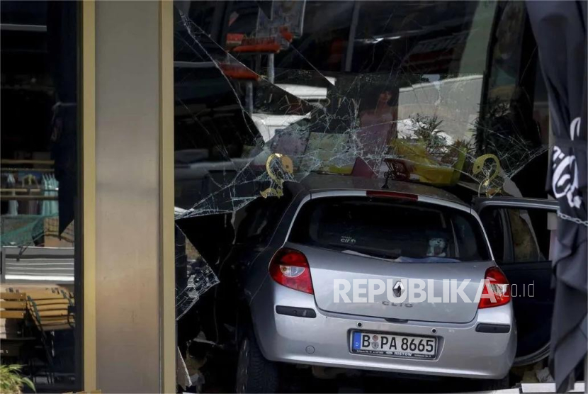 Sebuah mobil yang menabrak kerumunan orang merangsek ke sebuah toko dekat Breitscheidplatz di Berlin, Jerman, Rabu (8/6/2022). 