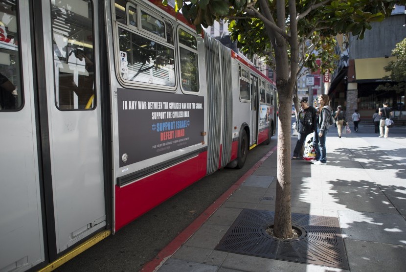 Sebuah moda transportasi yang dipasang iklan kontroversial di San Fransisco, Amerika. (ilustrasi) 