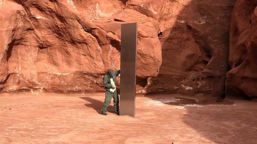 Sebuah monolit ditemukan di gurun Utah.