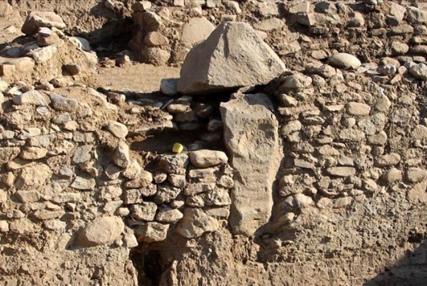 Sebuah monumen yang diyakini berusia sekitar 8.000 tahun ditemukan di Turki barat laut.