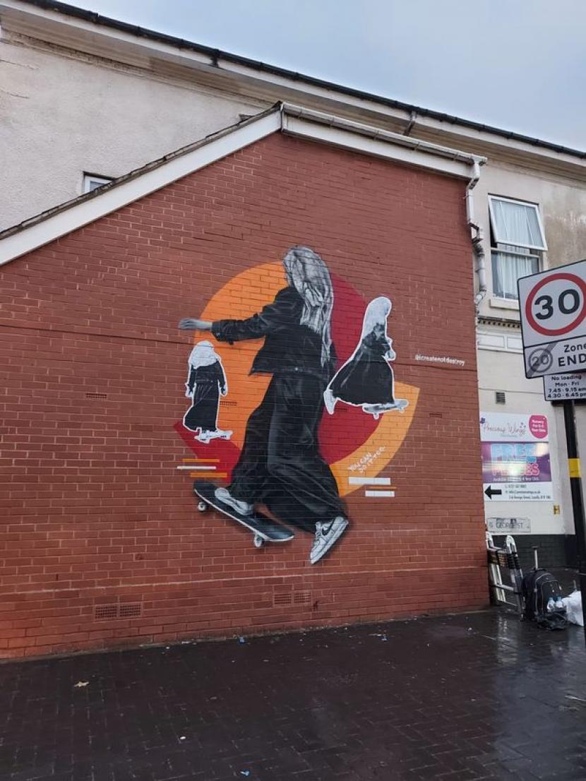 Seniman Birmingham Buat Mural Gadis Muslim dengan Skateboard. Sebuah mural dalam kota yang menakjubkan di Birmingham, Inggris, menggambarkan seorang gadis Muslim yang memainkan skateboard. Mural tersebut menuai pujian karena dinilai meruntuhkan hambatan sosial. Pembuatnya, Bunny Bread, mengaku gadis di mural tersebut nyata.