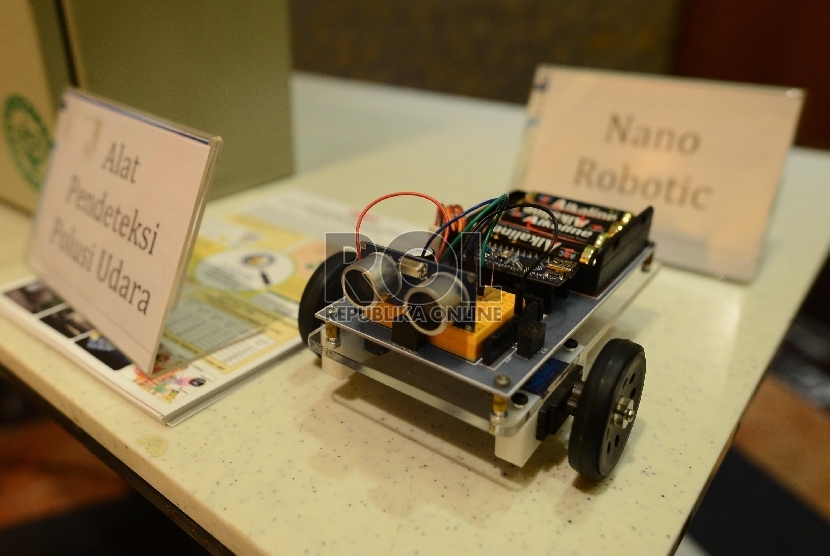 Sebuah nano robotic dipamerkan saat acara IPB Investment Summit dalam rangka dies natalis IPB Ke-52 di Hotel Sultan, Jakarta, Kamis (3/9).