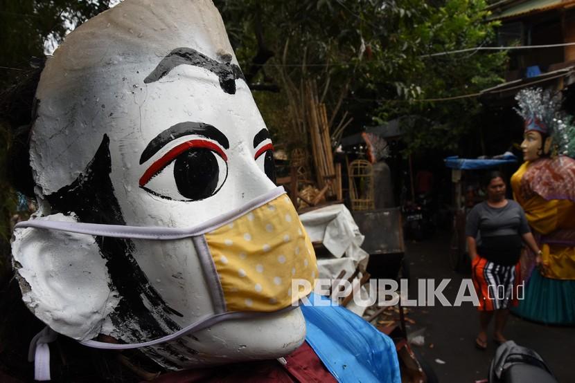 DKI Jakarta masih menduduki posisi teratas penambahan kasus Covid-19. Foto, sebuah ondel-ondel dipasangi masker di kawasan Kramat Pulo, Jakarta (ilustrasi).
