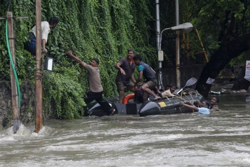 Sebuah operasi penyelamatan besar-besaran sedang berlangsung untuk menyelamatkan orang-orang yang terjebak di selatan India, Kota Chennai yang sedang dilanda banjir, Rabu, 2 Desember 2015..