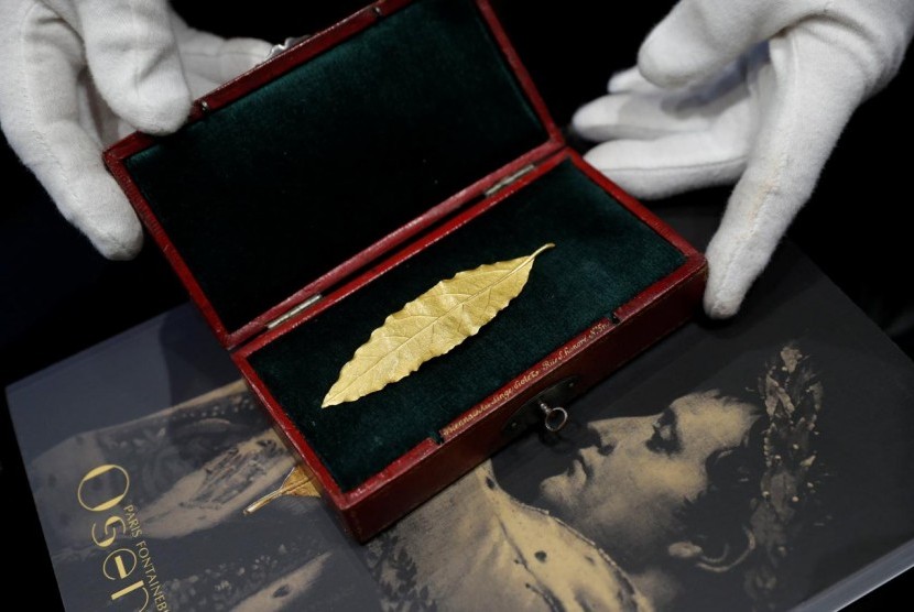 Sebuah ornamen daun emas dari mahkota Napoleon Bonaparte dilelang.