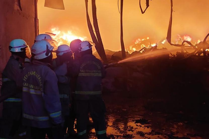Sebuah pabrik terbakar di daerah Tangerang (ilustrasi) 