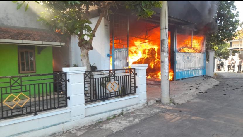 Sebuah pabrik produksi bawang goreng di Dusun Kliwon, Desa Cikaso, Kecamatan Kramatmulya, Kabupaten Kuningan, kebakaran, Senin (30/9/2024) pukul 07.15 WIB. Kerugian yang timbul akibat amukan si jago merah itu mencapai miliaran rupiah. 