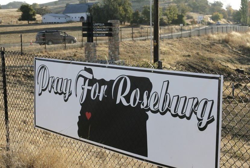  Sebuah papan bertuliskan 'Doa untuk Roseburg' di pintu masuk Umpqua Community College di Roseburg, Oregon. 