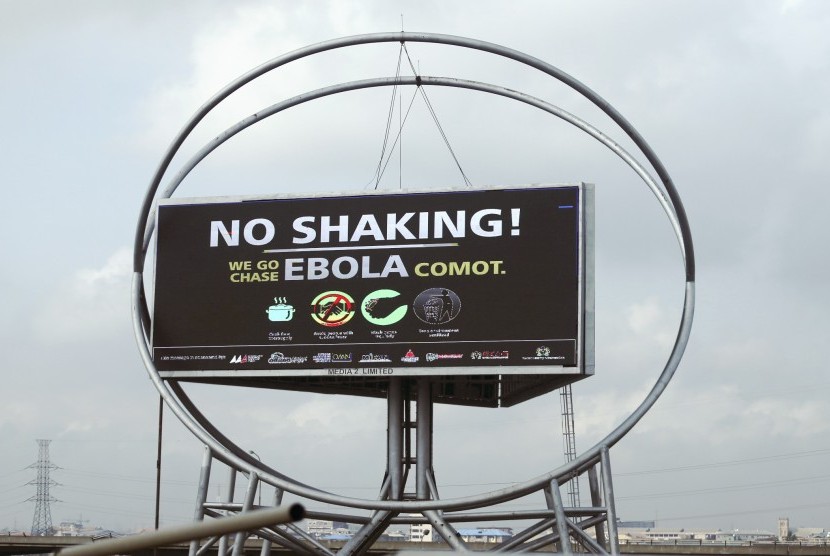 Sebuah papan informasi yang bertujuan menggalakkan kesadaran tentang ebola di Lagos, Nigeria, Senin (27/10).
