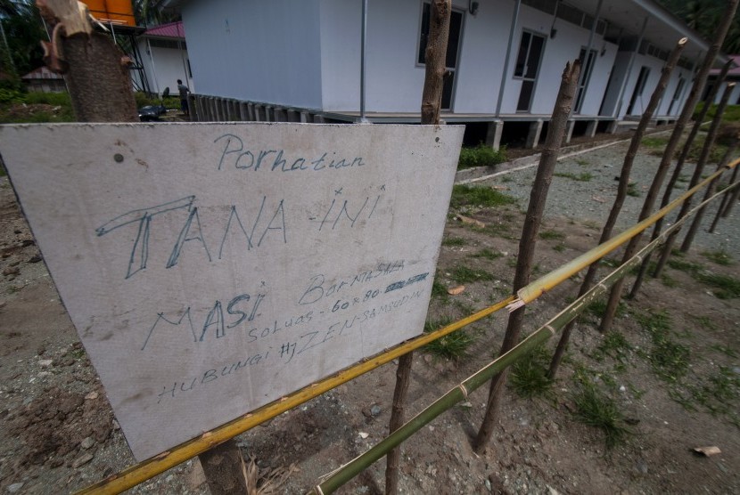 Sebuah papan peringatan dipasang pemilik tanah di lokasi Hunian Sementara (Huntara) di Desa Bobo, Dolo Barat, Sigi, Sulawesi Tengah, Rabu (3/7/2019).