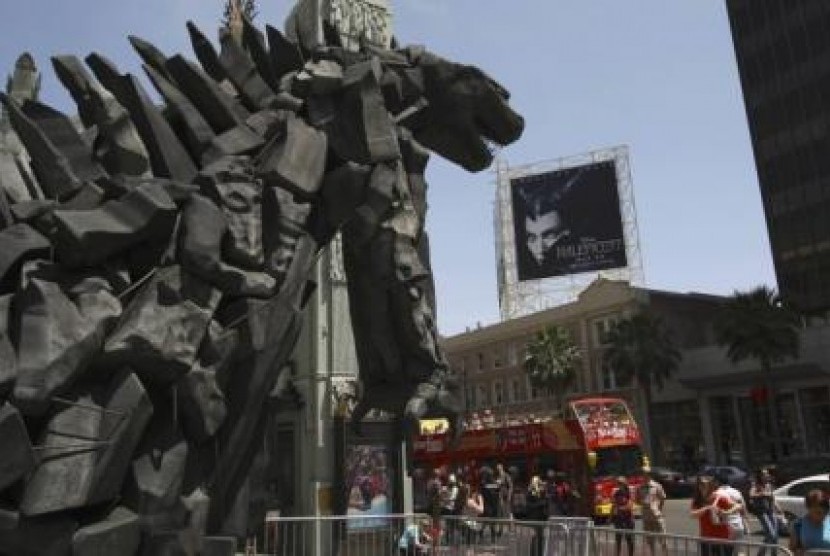 Sebuah patung Godzilla berukuran besar diletakkan kawasan Hollywood Boulevard. 