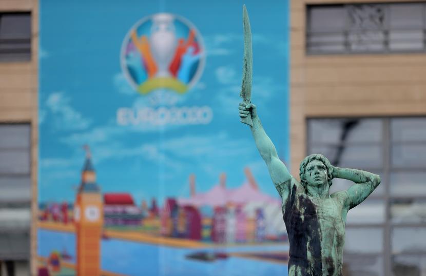 Sebuah patung ikonik dari perunggu berdiri di depan Stadion Parken, bersiap menyambut Piala Eropa 2020.
