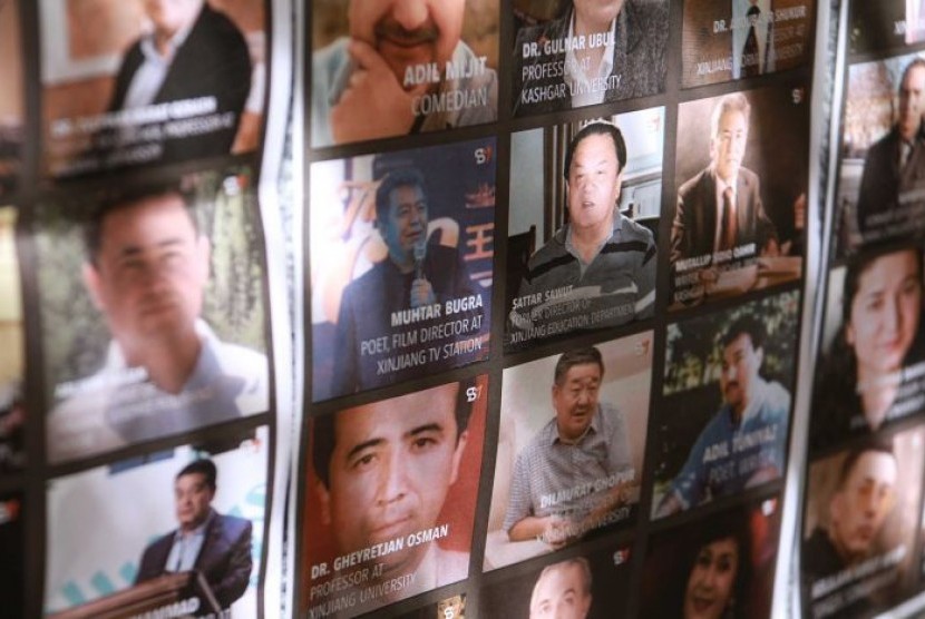 Sebuah pengumuman menunjukan gambar anggota keluarga Uighur yang hilang di Cina.