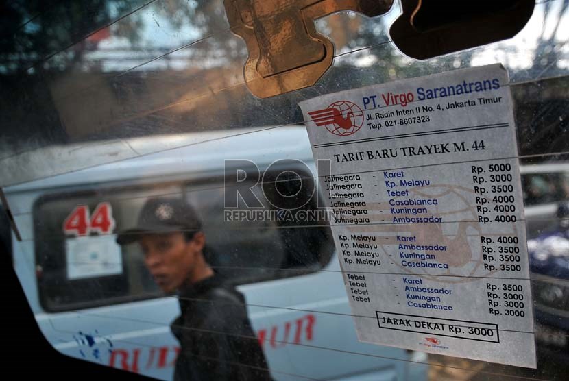  Sebuah pengumuman tarif baru angkutan umum tertempel di salah satu mobil angkutan di kawasan Kampung Melayu, Jakarta.     (Republika/Prayogi)