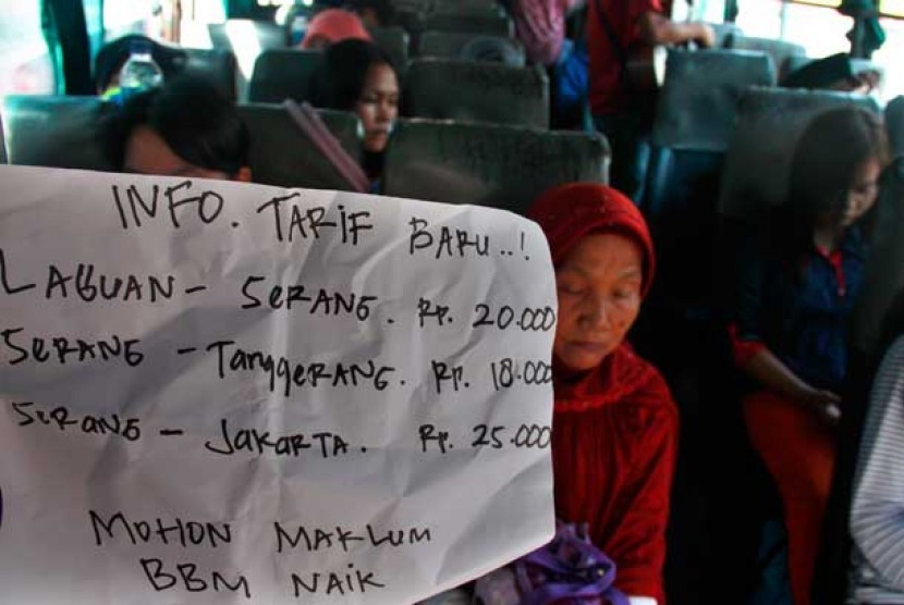  Sebuah pengumuman tarif baru terpasang di bus jurusan Labuan-Jakarta setelah kenaikan harga BBM bersubsidi di Terminal Pakupatan Serang, Banten, Senin (24/6). 