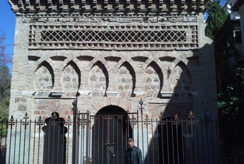 sebuah peninggalan masjid pada masa kejayaan islam di toledo spanyol yang banyak dikunjungi wisatawan