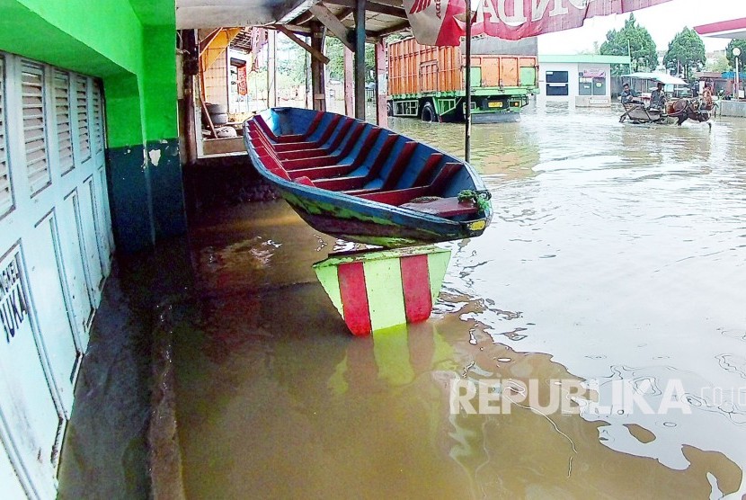 Sebuah perahu diparkir di depan sebuah toko di Baleendah, Kabupaten Bandung. Seiring meningkatnya ketinggian Sungai Citarum, sejumlah wilayah di Bandung Selatan sudah terendam banjir.