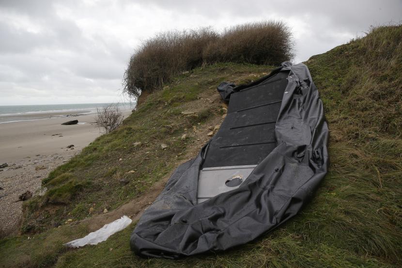Sebuah perahu kecil tiup yang rusak terlihat di pantai di Wimereux, Prancis utara, Kamis, 25 November 2021 di Calais, Prancis utara. Anak-anak dan wanita hamil termasuk di antara sedikitnya 27 migran yang tewas ketika perahu kecil mereka tenggelam dalam upaya penyeberangan Selat Inggris, kata seorang pejabat pemerintah Prancis, Kamis.