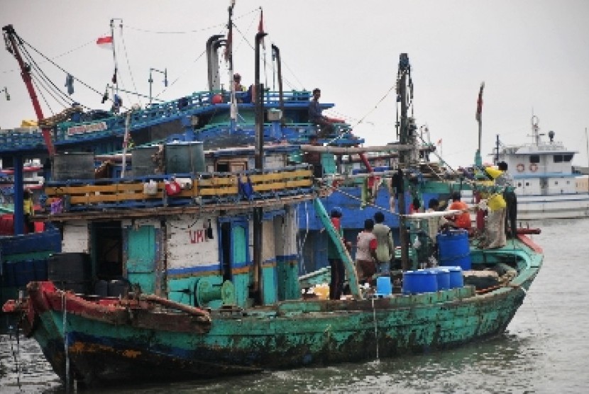 Sebuah perahu nelayan bersiap sandar di Pelabuhan Jongor, Tegal, Jateng, Senin (26/1).