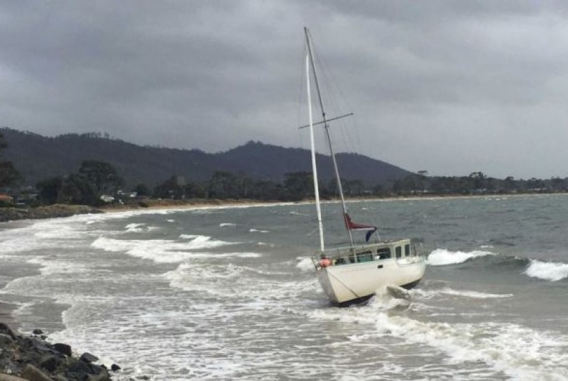 Sebuah perahu tersapu ombak di Pantai Lauderdale, Hobart Timur.