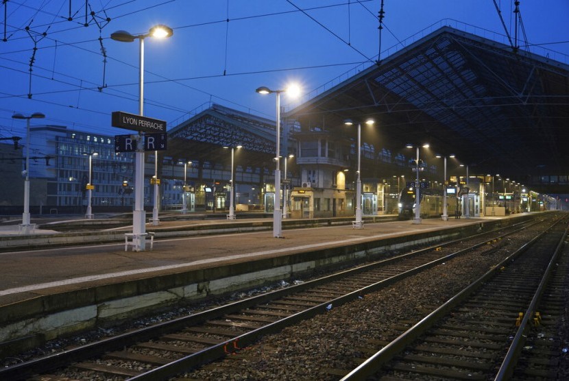 Sebuah peron di stasiun kereta api Lyon Perrache di Paris, Prancis kosong dari penumpang saat unjuk rasa menentang perubahan sistem pensiun, Kamis (5/12).