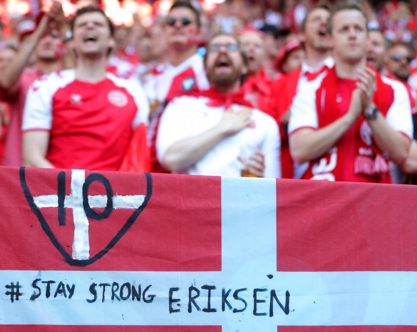 Sebuah pesan yang didedikasikan untuk pemain sepak bola Denmark Christian Eriksen ditulis pada bendera Denmark sebelum pertandingan sepak bola babak penyisihan grup B UEFA EURO 2020 antara Denmark dan Belgia di Kopenhagen, Denmark, 17 Juni 2021. 