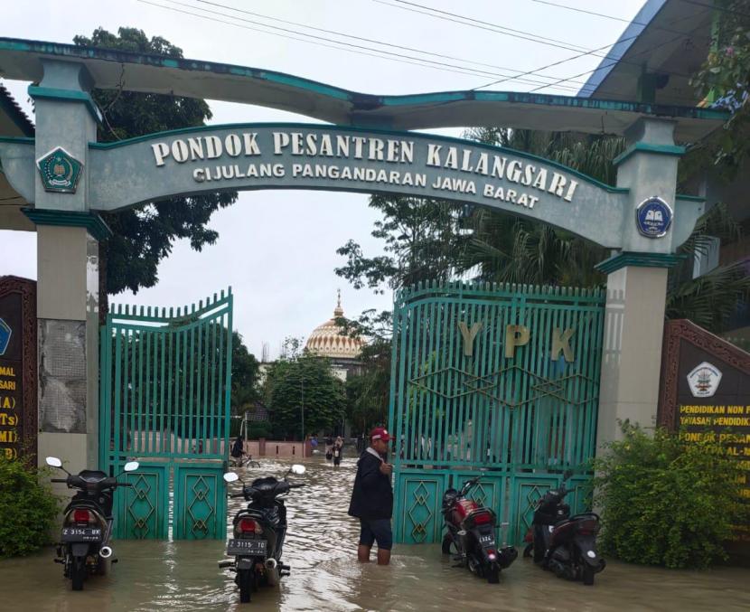 Sebuah pesantren di Kecamatan Cijulang, Kabupaten Pangandaran, terendam banjir, Rabu (26/10/2022). 
