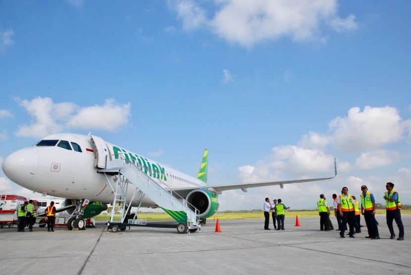 Pesawat Citilink di Bandara Internasional Banyuwangi. Maskapai Citilink menerapkan kebijakan New Normal di seluruh lini operasional Perusahaan yang mencakup fase pre-, in-, hingga post-flight baik untuk karyawan maupun pelanggan pada penerbangan untuk penumpang yang beroperasi sejak Senin (1/6).