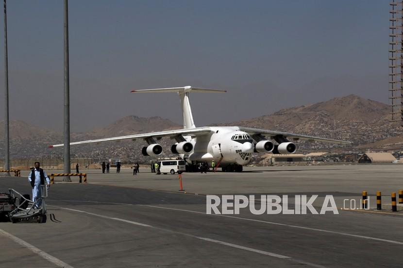  Sebuah pesawat diparkir di Bandara Internasional Hamid Karzai di Kabul, Afghanistan, Ahad (5/9).. Beberapa penerbangan domestik telah dilanjutkan di bandara Kabul, dengan Ariana Afghan Airlines yang dikelola negara mengoperasikan penerbangan ke tiga provinsi.