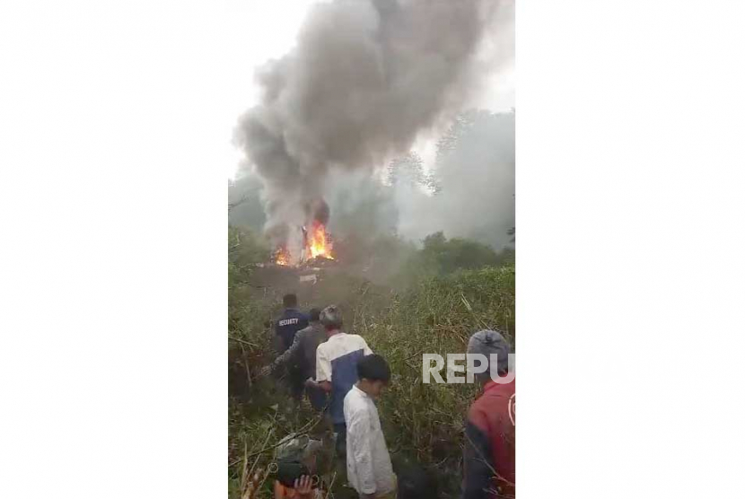 Sebuah pesawat helikopter dikabarkan terjatuh di perkebunan teh wilayah Rancabali, Kabupaten Bandung, Jawa Barat, Ahad (28/5/2023). TNI AD melakukan investigasi terhadap jatuhnya heli di kebun teh Rancabali Bandung.