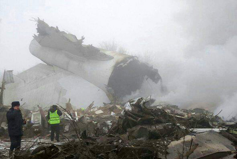 Sebuah pesawat kargo Turkish Airlines jatuh di pemukiman Kyrgyzstan, pada Senin (16/1).