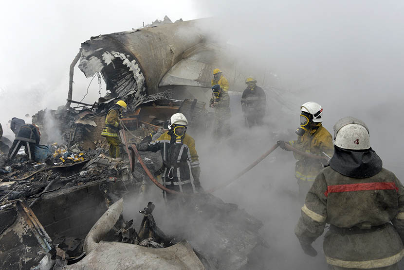 Sebuah pesawat kargo Turkish Airlines jatuh di pemukiman Kyrgyzstan, pada Senin (16/1).