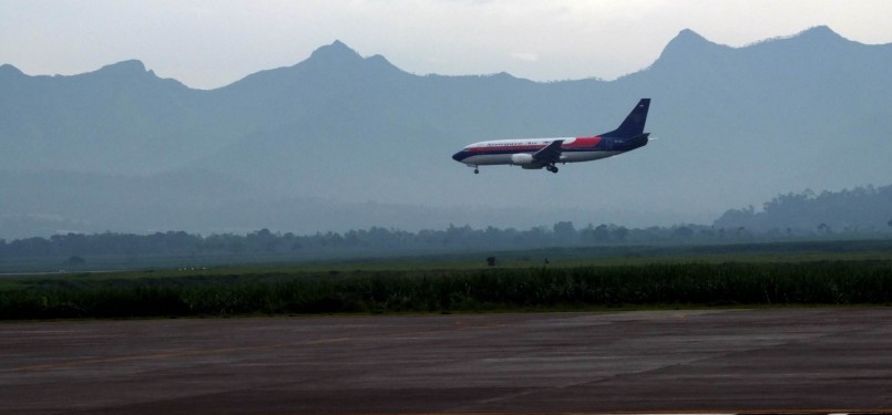 Sebuah pesawat komersil bersiap untuk mendarat di Bandara Abdul Rachman Saleh, Malang , Jawa Timur, Senin (19/3). (Republika/Prayogi)