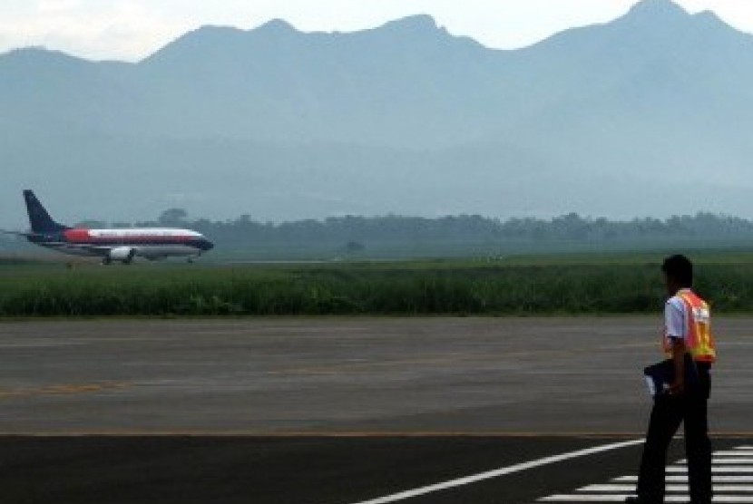 Sebuah pesawat komersil bersiap untuk mendarat di Bandara Abdul Rachman Saleh, Malang , Jawa Timur, Senin (19/3). (Republika/Prayogi)