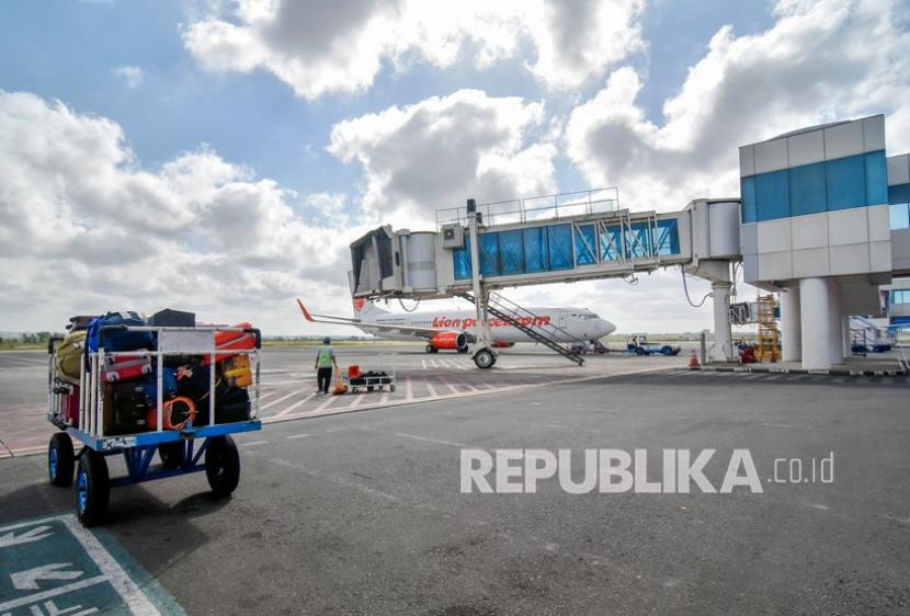 Sebuah pesawat parkir di Apron Bandara Internasional Lombok di Praya, Lombok Tengah, NTB. 
