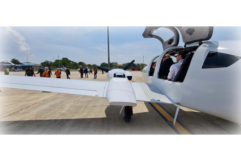 Sebuah pesawat sipil yang sedang terbang dari Kuching ke Senai Malaysia, diperintahkan mendarat oleh TNI AU, di Batam, Jumat (13/5/2022).