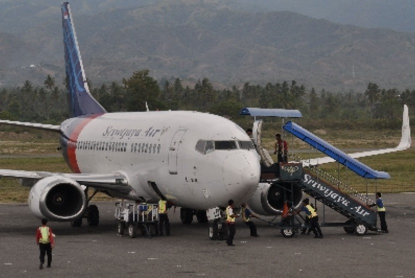   Sebuah pesawat Sriwijaya Air mendarat di Bandara Mutiara, Palu, Sulawesi Tengah, Jumat (15/11). 