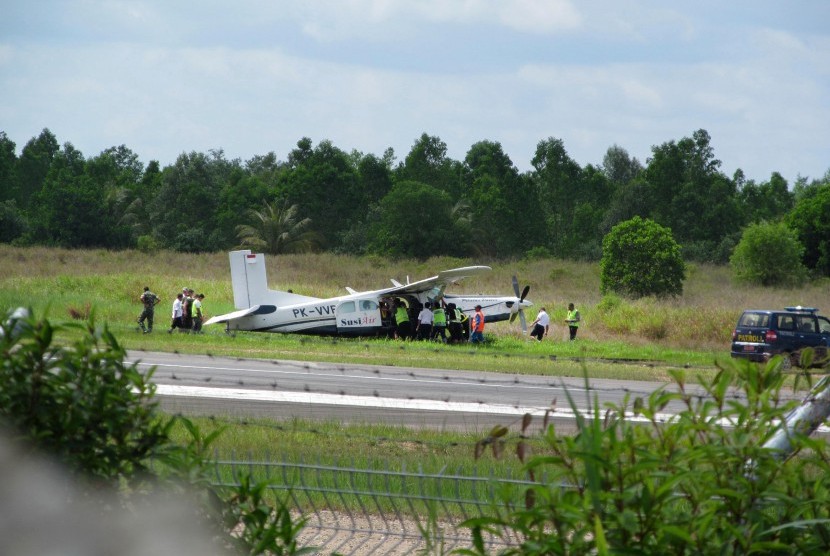 Pesawat Susi Air jenis PK-VVP tergelincir di sisi kiri landasan Bandara Juwata, Kota Tarakan, Kalimantan Utara, Rabu (27/1).