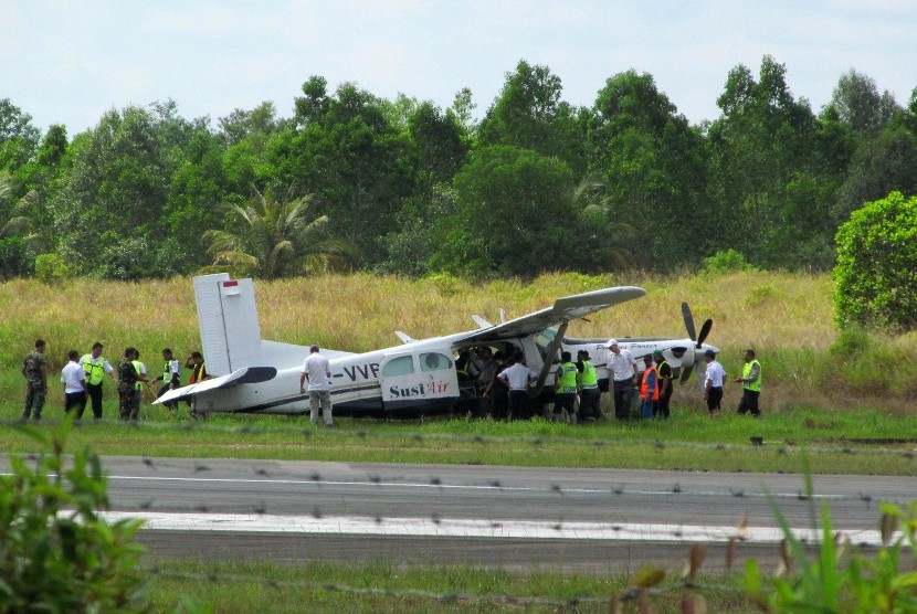 Sebuah pesawat Susi Air jenis PK-VVP tergelincir di sisi kiri landasan bandara Juwata Tarakan, Kalimantan Utara, Rabu (27/01). 