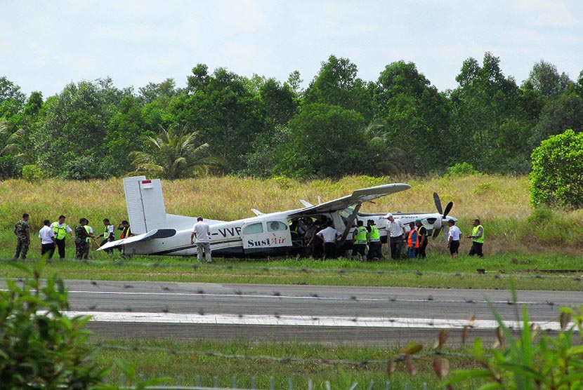 Sebuah pesawat Susi Air jenis PK-VVP tergelincir di sisi kiri landasan bandara Juwata Tarakan, Kalimantan Utara, Rabu (27/01).