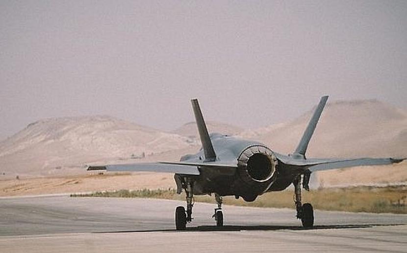 Sebuah pesawat tempur F-35 Angkatan Udara Israel terlihat saat latihan angkatan udara, Juni 2019.